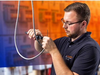 Elektriker schneidet Kabel durch