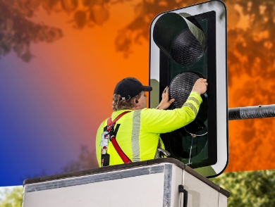 Verkehrstechniker repariert eine Ampel